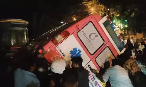 கட்டுப்பாட்டை இழந்து தறிகெட்டு ஓடிய ஆம்புலன்ஸ் மோதி ஸ்கூட்டரில் சென்ற தம்பதி உயிரிழப்பு