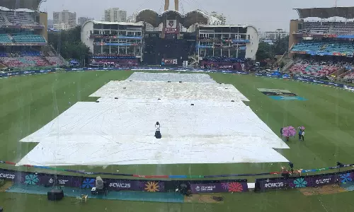 மகளிர் உலக கோப்பை யாருக்கு? மழையால் டாஸ் சுண்டுவதில் தாமதம்