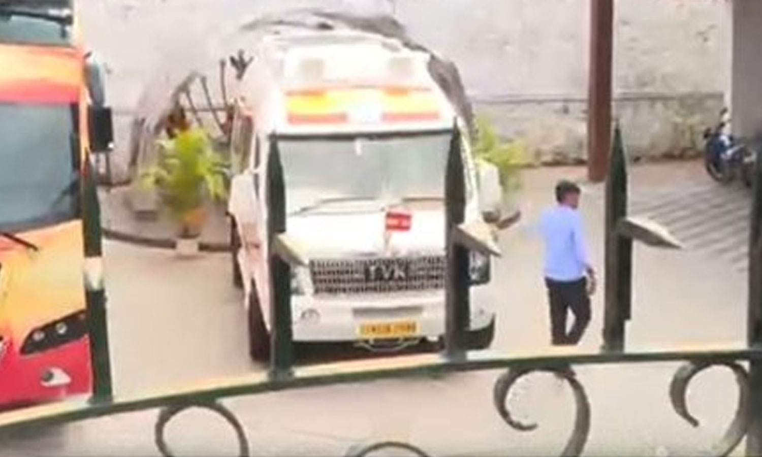 கரூர் கூட்ட நெரிசல் வழக்கு: பனையூர் தவெக அலுவலகத்திற்கு சிபிஐ அதிகாரிகள் வருகை