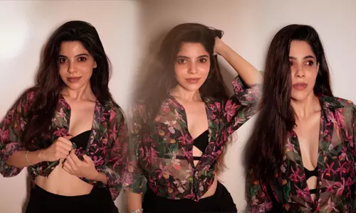 'அடியே நீதானடி என் போதை தேனே முத்தம் கொஞ்சு' நடிகை திவ்ய பாரதியின் Hot Clicks..!