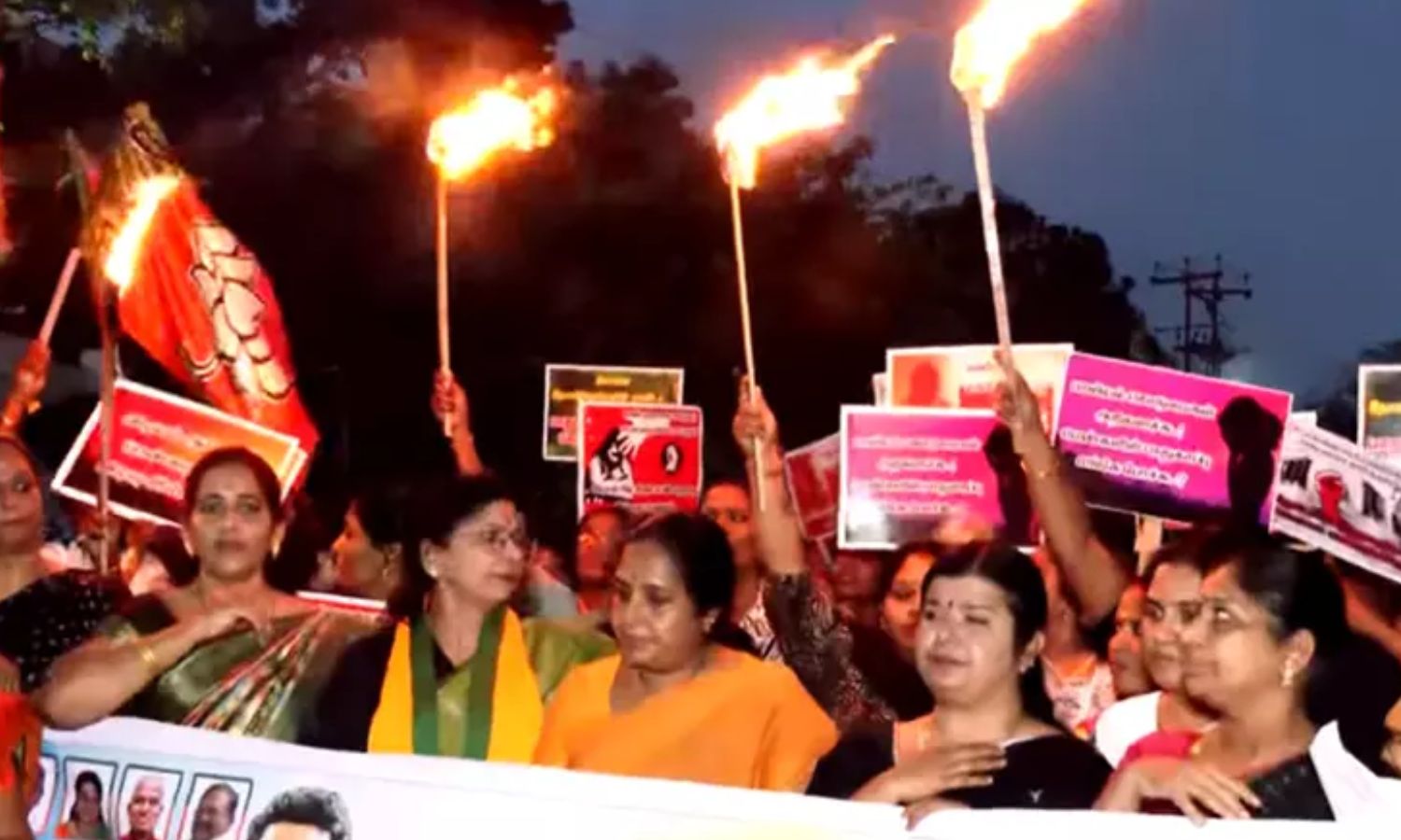 கோவை மாணவி பாலியல் வன்கொடுமையை கண்டித்து பாஜகவினர் தீப்பந்தம் ஏந்தி ஆர்ப்பாட்டம்