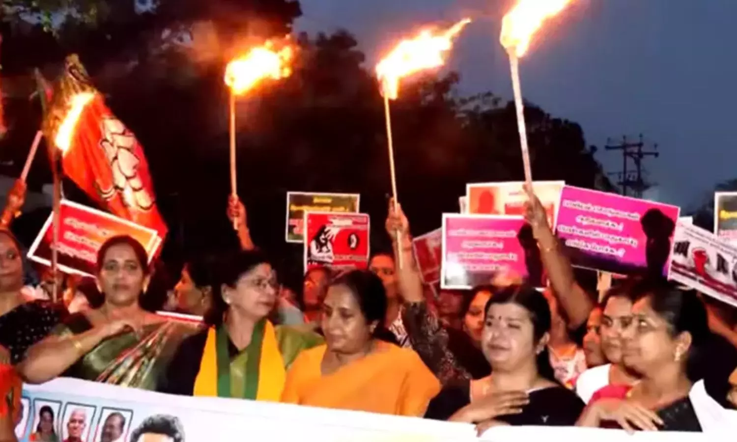 கோவை மாணவி பாலியல் வன்கொடுமையை கண்டித்து பாஜகவினர் தீப்பந்தம் ஏந்தி ஆர்ப்பாட்டம்