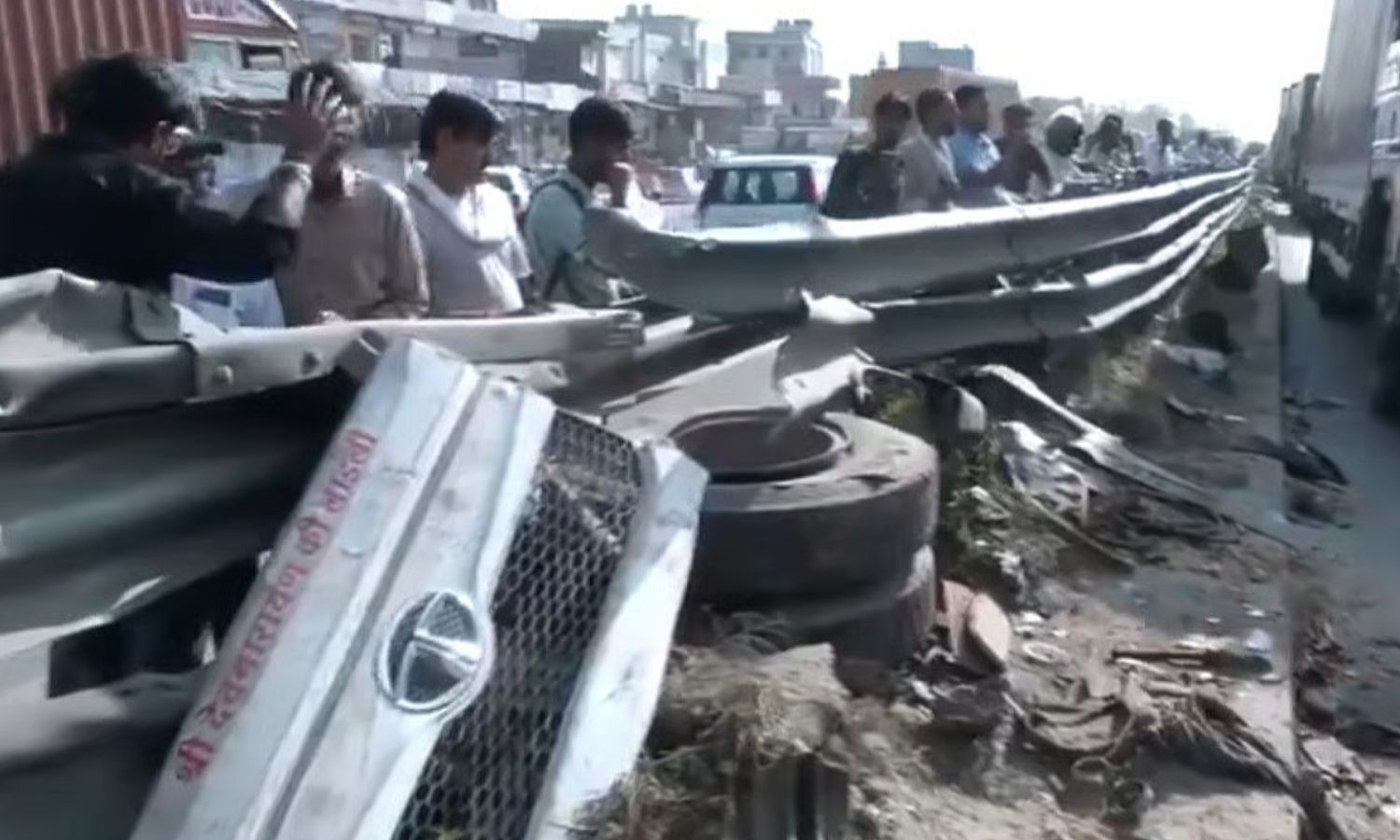 எதிரே வந்த வாகனங்களை மோதித் தள்ளிய லாரி.. கோர விபத்தில் 12 பேர் பலி