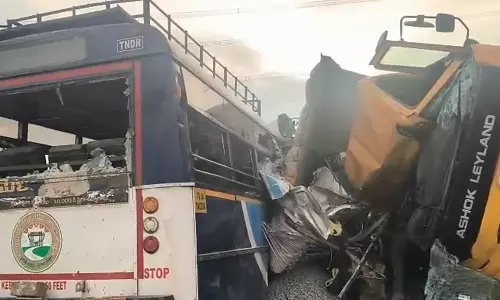 தெலுங்கானாவில் அரசு பேருந்து மீது லாரி மோதிய விபத்தில் 20 பேர் உயிரிழப்பு