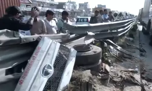 எதிரே வந்த வாகனங்களை மோதித் தள்ளிய லாரி.. கோர விபத்தில் 12 பேர் பலி