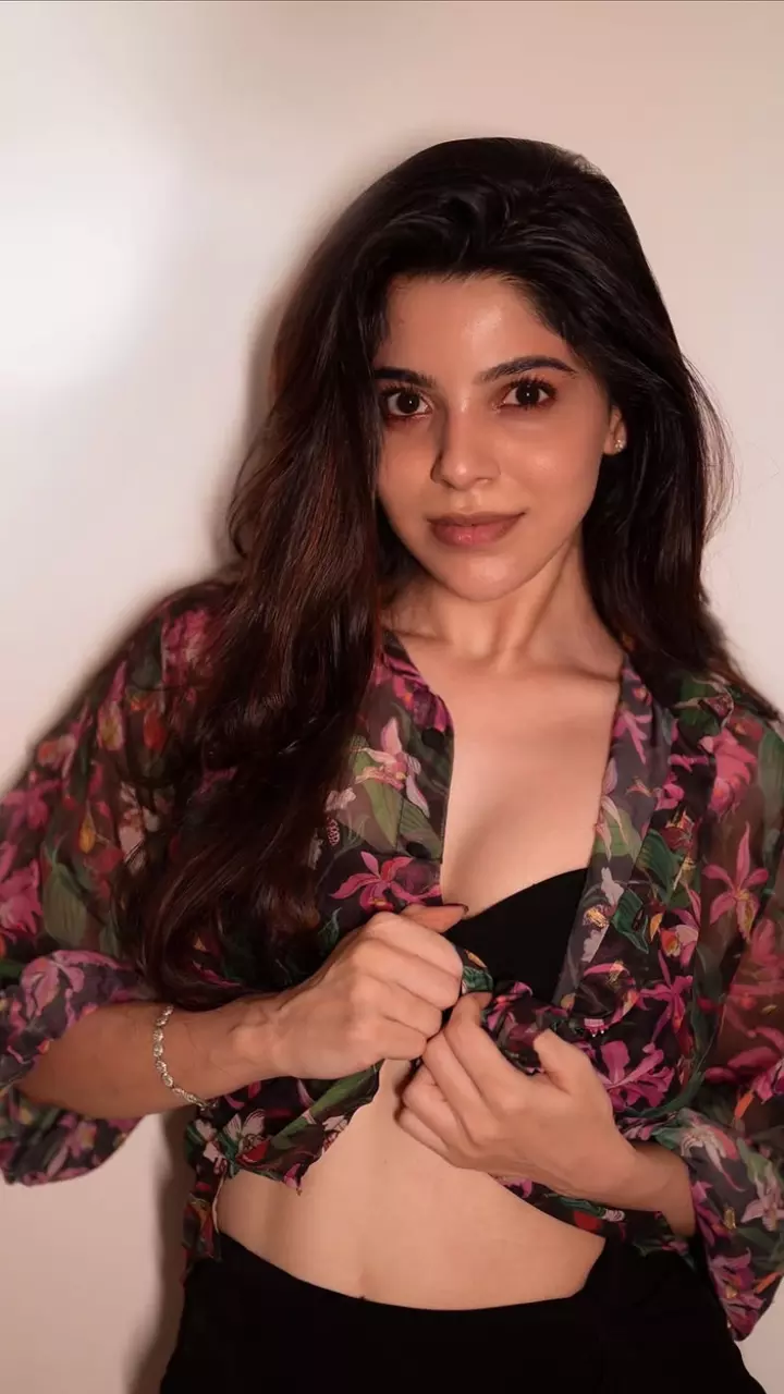 அடியே நீதானடி என் போதை தேனே முத்தம் கொஞ்சு நடிகை திவ்ய பாரதியின் Hot Clicks..!