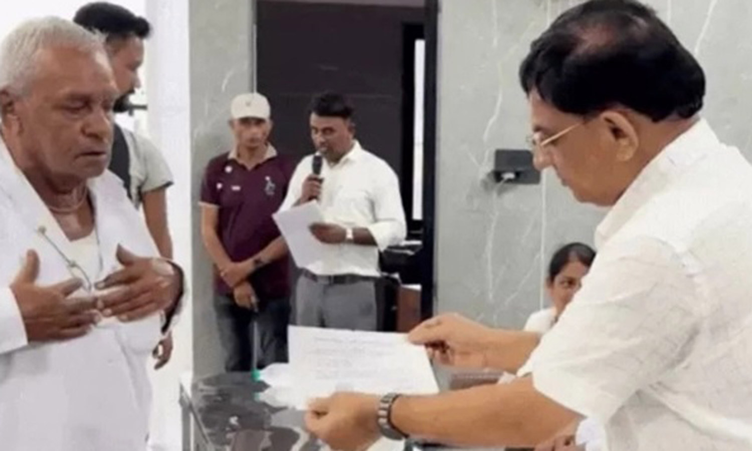 தாயின் நினைவு நாளில் 290 விவசாயிகளின் வங்கி கடனை அடைத்த தொழிலதிபர்கள்