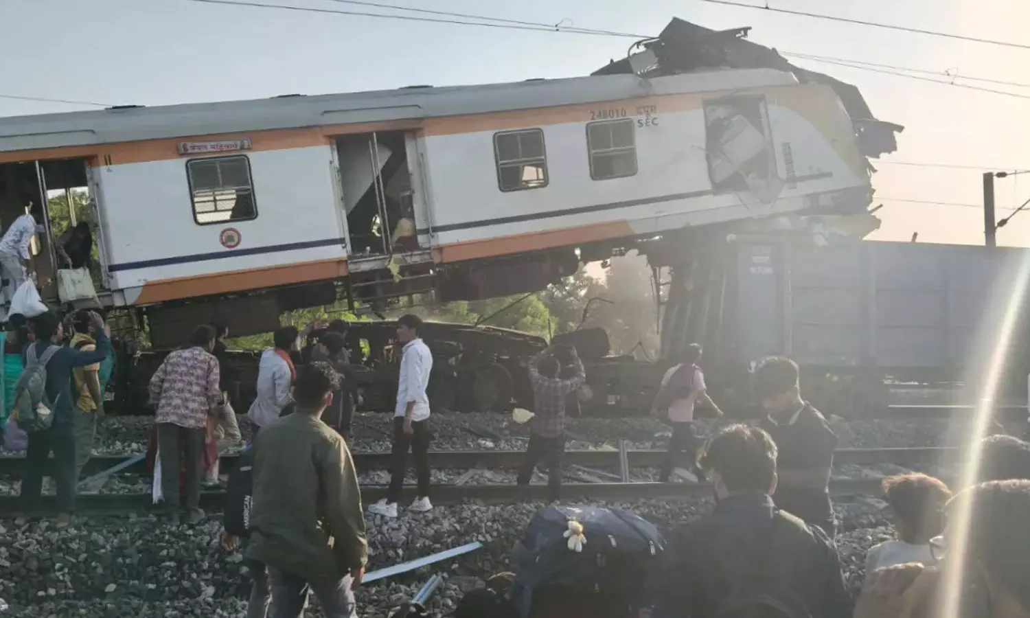 சத்தீஸ்கரில் சரக்கு ரெயில்மீது பயணிகள் ரெயில் மோதல்: 6 பேர் பலி