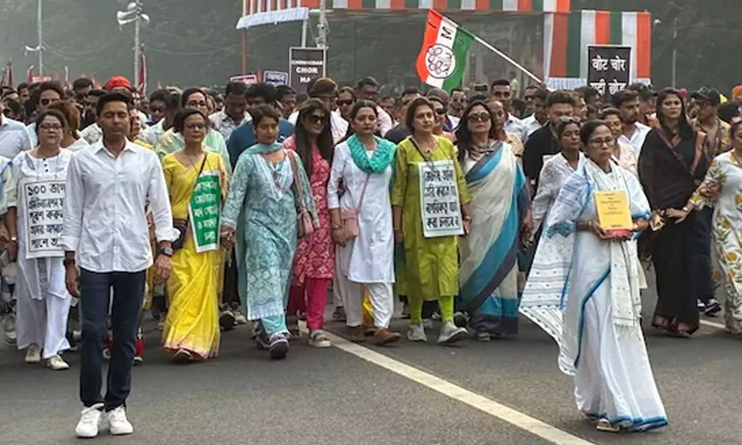 வாக்காளர் பட்டியல் சிறப்பு தீவிர திருத்த பணிக்கு எதிர்ப்பு: பேரணியில் பங்கேற்ற மம்தா பானர்ஜி