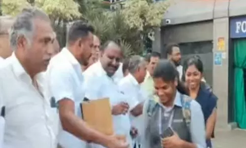 கோவை பாலியல் வன்கொடுமை- பெண்களுக்கு பெப்பர்  ஸ்பிரே அளித்த அ.தி.மு.க.வினர்