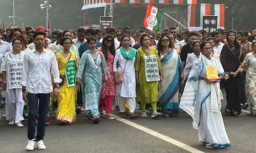 வாக்காளர் பட்டியல் சிறப்பு தீவிர திருத்த பணிக்கு எதிர்ப்பு: பேரணியில் பங்கேற்ற மம்தா பானர்ஜி