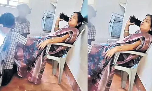 ஆந்திராவில் அரசுப் பள்ளியில் ஆசிரியைக்கு மசாஜ் செய்த பழங்குடியின மாணவிகள் - வீடியோ வைரல்