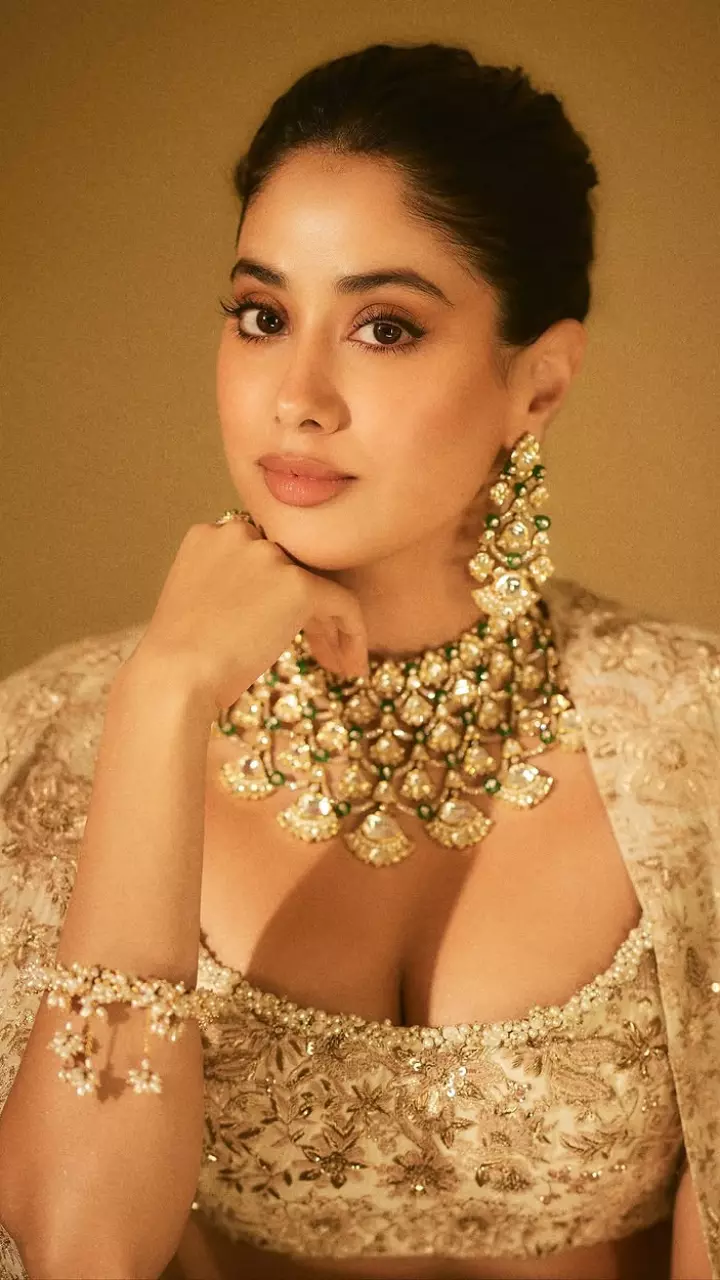 ரசிகர்களை கிறங்கடிக்க வைக்கும் ஜான்வி கபூரின் லேட்டஸ்ட் க்ளிக்ஸ்..!