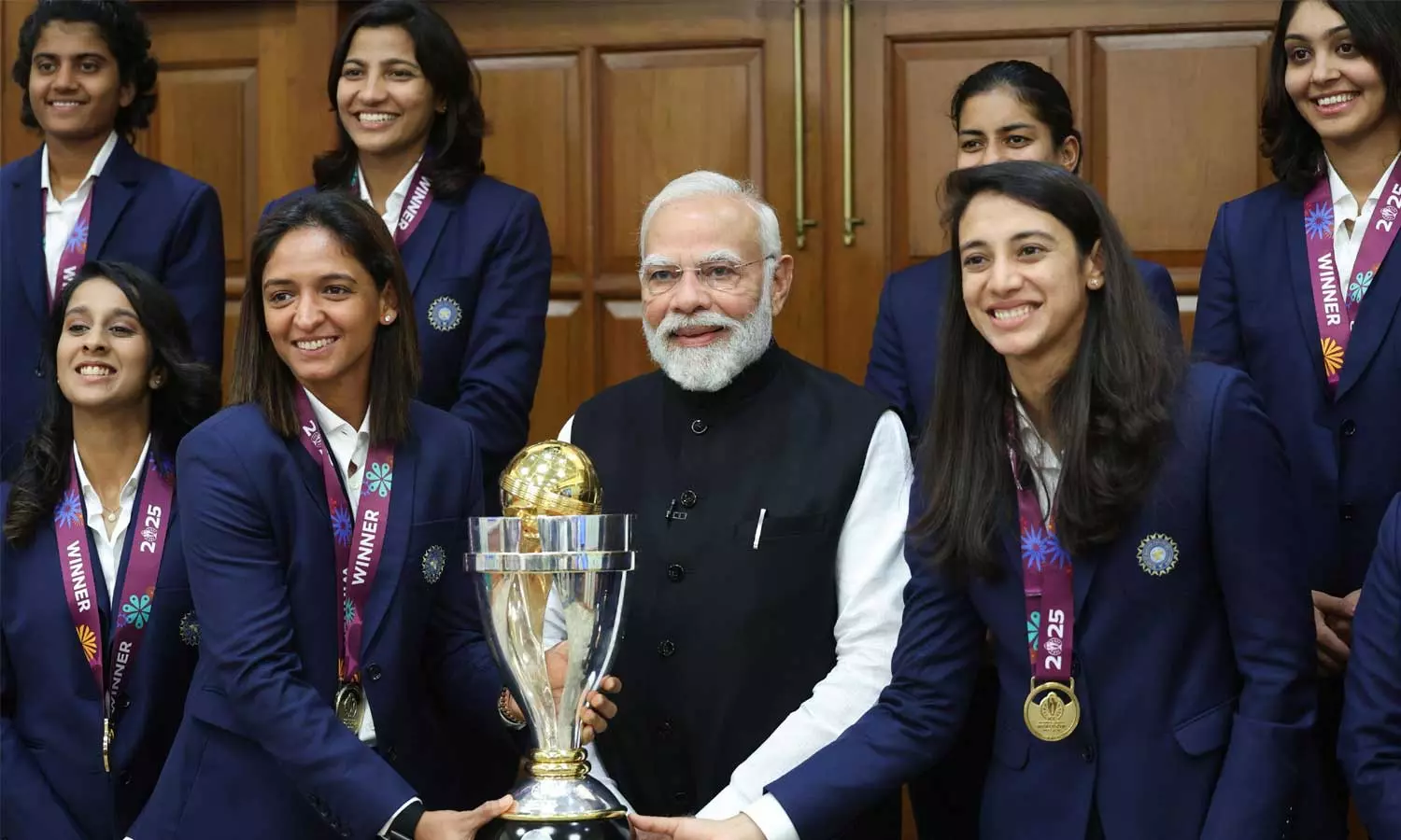 பிரதமர் மோடியை சந்தித்த இந்திய மகளிர் கிரிக்கெட் அணி