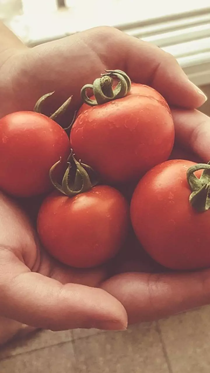 சருமத்தை தங்கம் போல் ஜொலிக்க வைக்கும் தக்காளி!