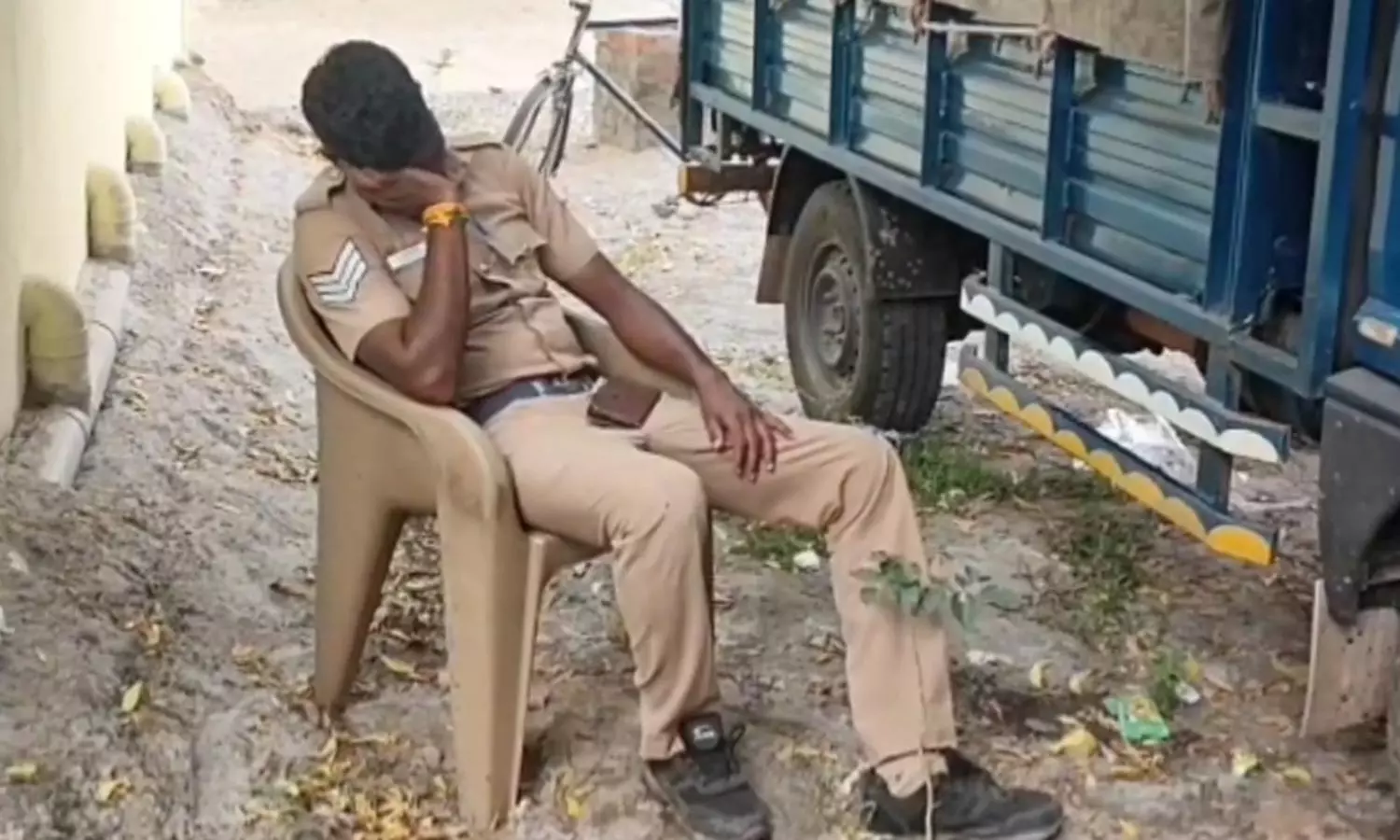 கவர்னர் வருகையின் போது பாதுகாப்பு பணியில் இருந்த போதை போலீஸ்- மட்டையான வீடியோ வைரலானதால் பரபரப்பு