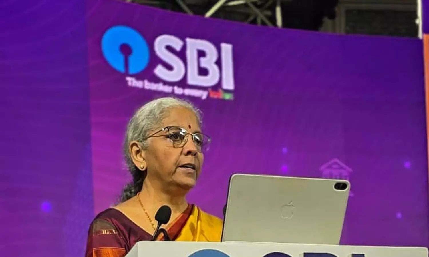 வங்கி பணியாளர்களுக்கு வட்டார மொழி தெரிந்திருப்பது அவசியம்: நிதி மந்திரி நிர்மலா சீதாராமன்