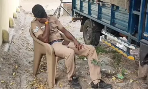 கவர்னர் வருகையின் போது பாதுகாப்பு பணியில் இருந்த போதை போலீஸ்- மட்டையான வீடியோ வைரலானதால் பரபரப்பு