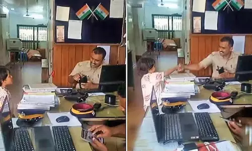 புகார் கொடுக்க பெற்றோருடன் வந்த இடத்தில் போலீஸ் நிலையத்தில் பயமின்றி பாட்டு பாடிய சிறுவன்