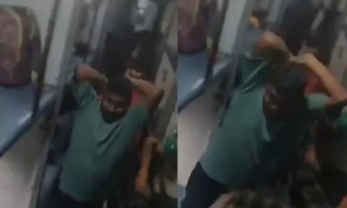 VIDEO: உணவுக்கு ரூ.20 கூடுதல் வசூல்.. கேள்வி கேட்ட பயணியை பெல்ட்-ஆல் விளாசிய ரெயில்வே கேட்டரிங் ஊழியர்கள்?