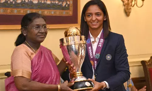 உலக கோப்பையுடன் ஜனாதிபதியை சந்தித்து வாழ்த்து பெற்ற இந்திய மகளிர் கிரிக்கெட் அணி