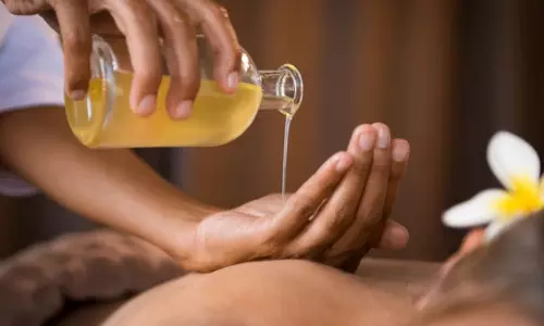 சருமத்தை ஒளிரச் செய்யும் எண்ணெய் குளியலின் நன்மைகள்!