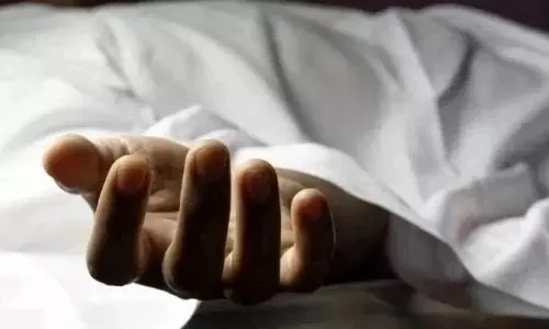 உடலை அடக்கம் செய்து சோகத்தில் இருந்த தாய்.. உறவினர் வீட்டில் இருந்து உயிருடன் வந்த மகன்