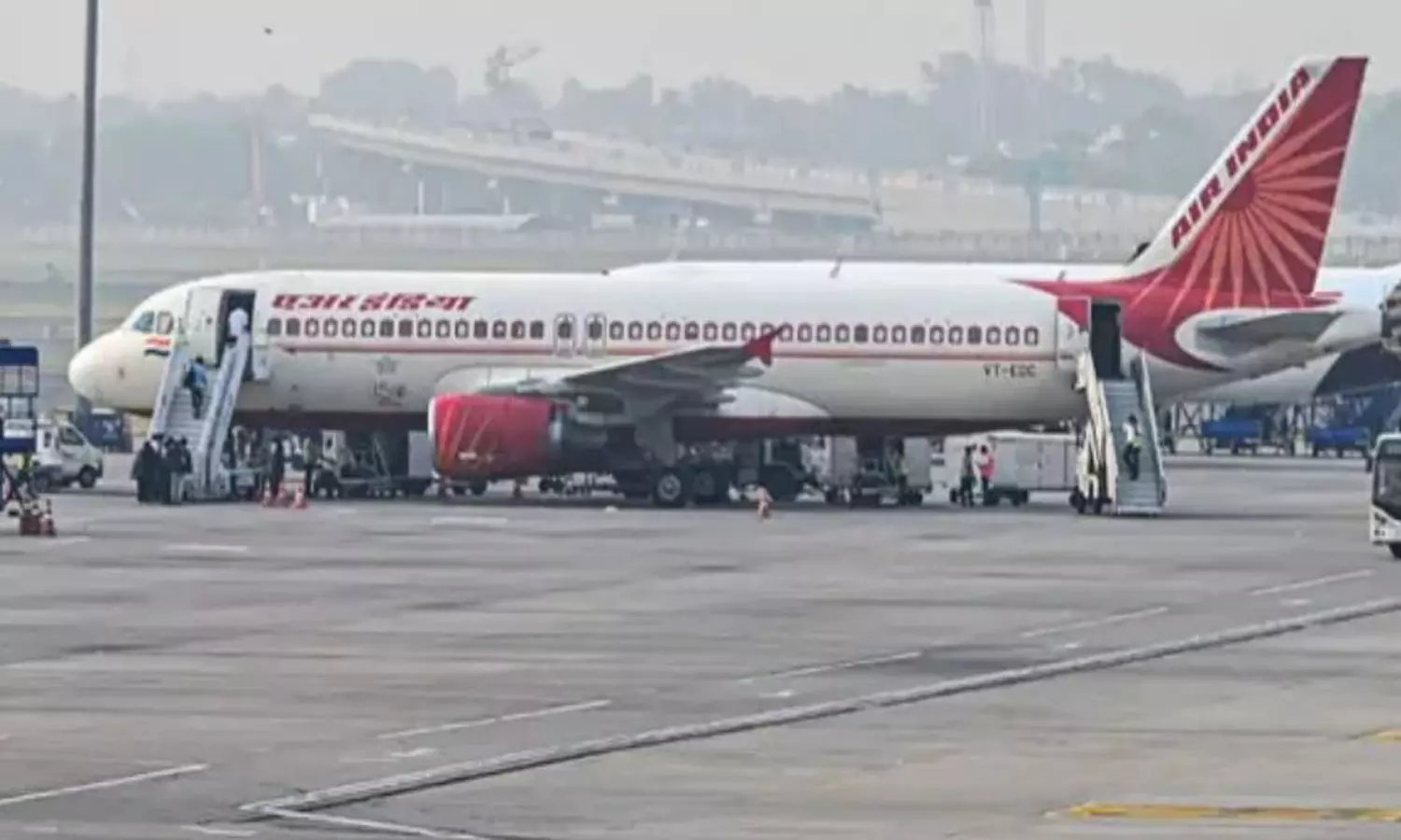 டெல்லி விமான நிலையத்தில் தொழில்நுட்ப கோளாறு: 100 விமான சேவைகள் கடும் பாதிப்பு