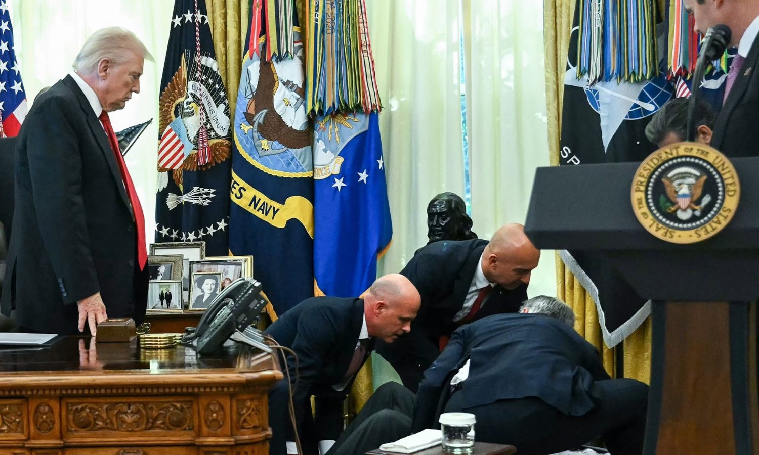 வெள்ளை மாளிகையில் டிரம்ப் கண்முன் மயங்கி விழுந்த நபர் - வீடியோ வைரல்