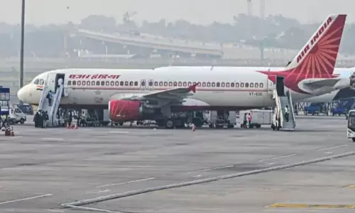 டெல்லி விமான நிலையத்தில் தொழில்நுட்ப கோளாறு: 100 விமான சேவைகள் கடும் பாதிப்பு