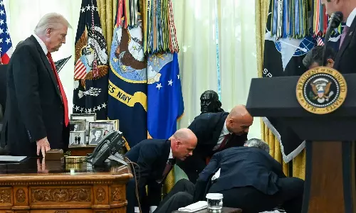 வெள்ளை மாளிகையில் டிரம்ப் கண்முன் மயங்கி விழுந்த நபர் - வீடியோ வைரல்