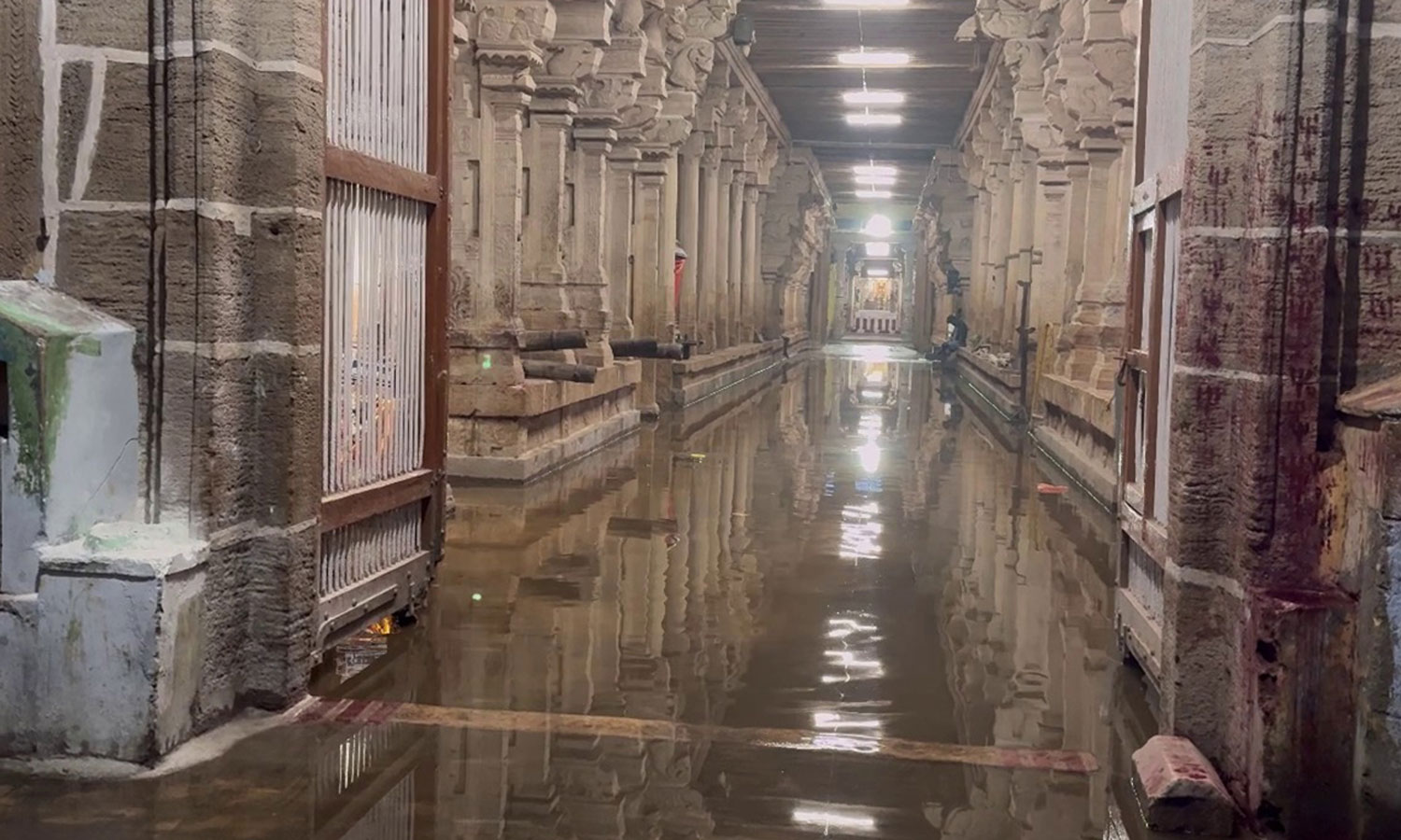 இரவில் பெய்த கனமழையால் திருச்செந்தூர் சிவன் கோவிலுக்குள் புகுந்த மழைநீர்