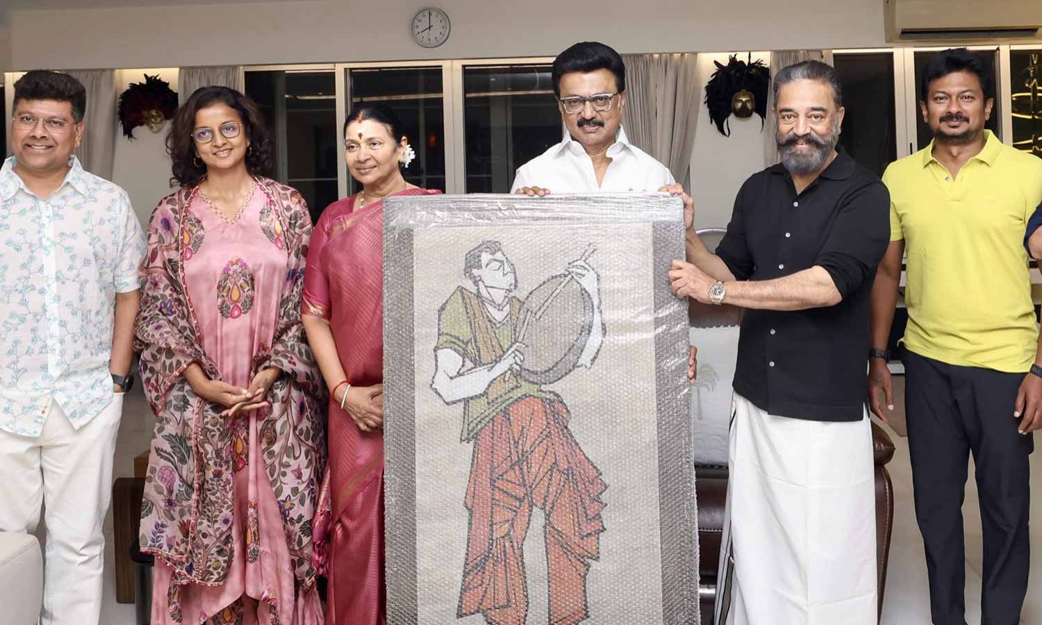 குடும்பத்தினரோடு நேரில் சென்று கமல்ஹாசனுக்கு பிறந்தநாள் வாழ்த்து தெரிவித்தார் முதலமைச்சர் மு.க.ஸ்டாலின்