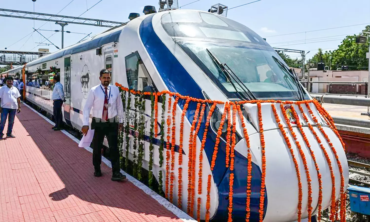 பிரதமர் மோடி தொடங்கி வைத்த வந்தே பாரத் ரெயிலுக்கு கோவையில் உற்சாக வரவேற்பு