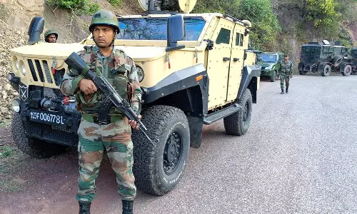 காஷ்மீரில் எல்லையில் ஊடுருவ முயன்ற 2 பயங்கரவாதிகள் சுட்டுக்கொலை