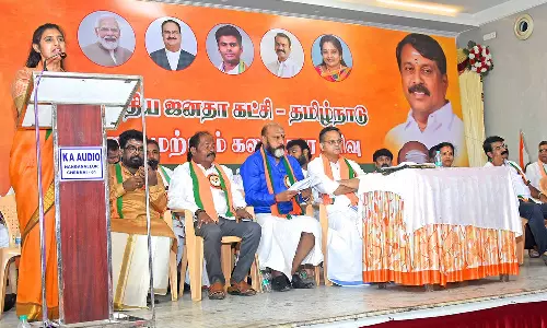 தமிழ் பற்றை பேசாமல் திமுக திராவிடத்தை முன்னிறுத்துகிறது - நடிகை கஸ்தூரி