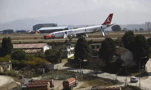 தொழில்நுட்ப கோளாறால் விமான சேவை பாதிப்பு: பயணிகள் அவதி