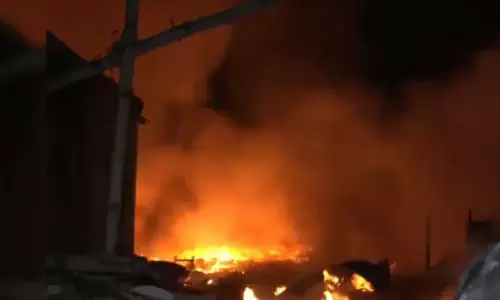 டெல்லி குடிசைப்பகுதியில் சிலிண்டர்கள் வெடித்து பயங்கர தீ விபத்து: ஒருவர் பலி