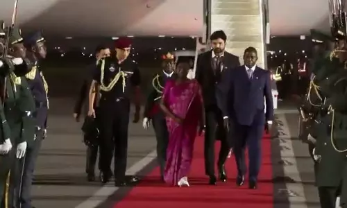 அங்கோலாவில் ஜனாதிபதி முர்முவுக்கு சிவப்பு கம்பள வரவேற்பு