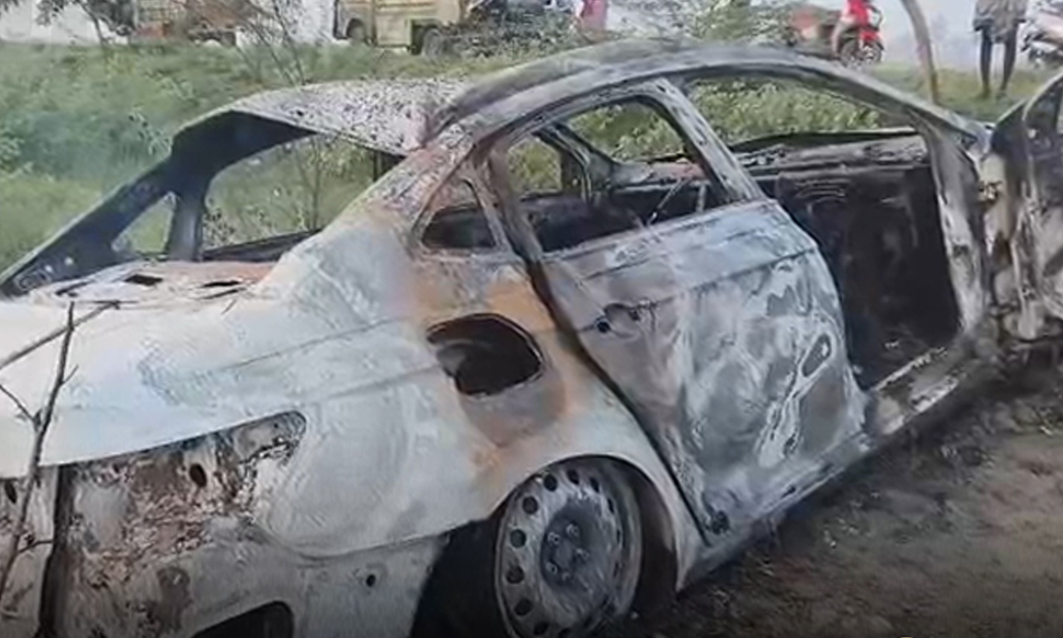 சீறிய கார்.. தடுப்பு சுவரில் மோதி பயங்கர விபத்து- உடல் கருகி ஓட்டுநர் உயிரிழப்பு