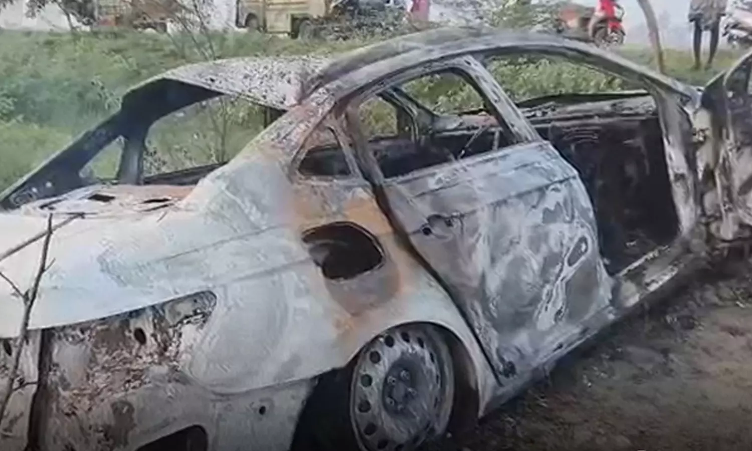 சீறிய கார்.. தடுப்பு சுவரில் மோதி பயங்கர விபத்து- உடல் கருகி ஓட்டுநர் உயிரிழப்பு