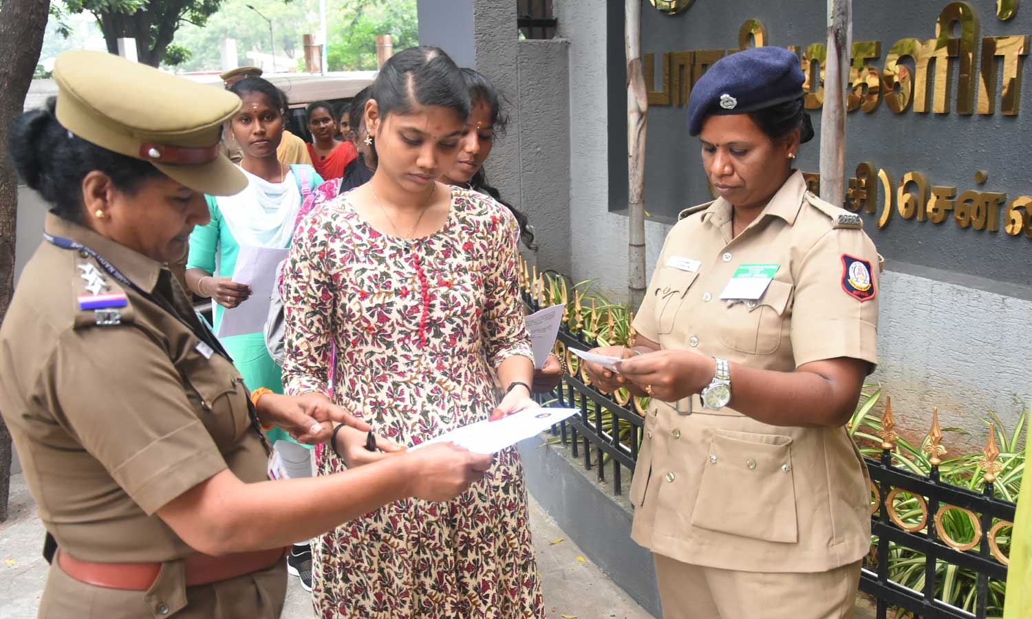 தமிழகம் முழுவதும் இன்று போலீஸ் வேலைக்கு எழுத்து தேர்வு- சென்னையில் 10 மையங்களில் 9ஆயிரத்துக்கும் மேற்பட்டோர் பங்கேற்பு