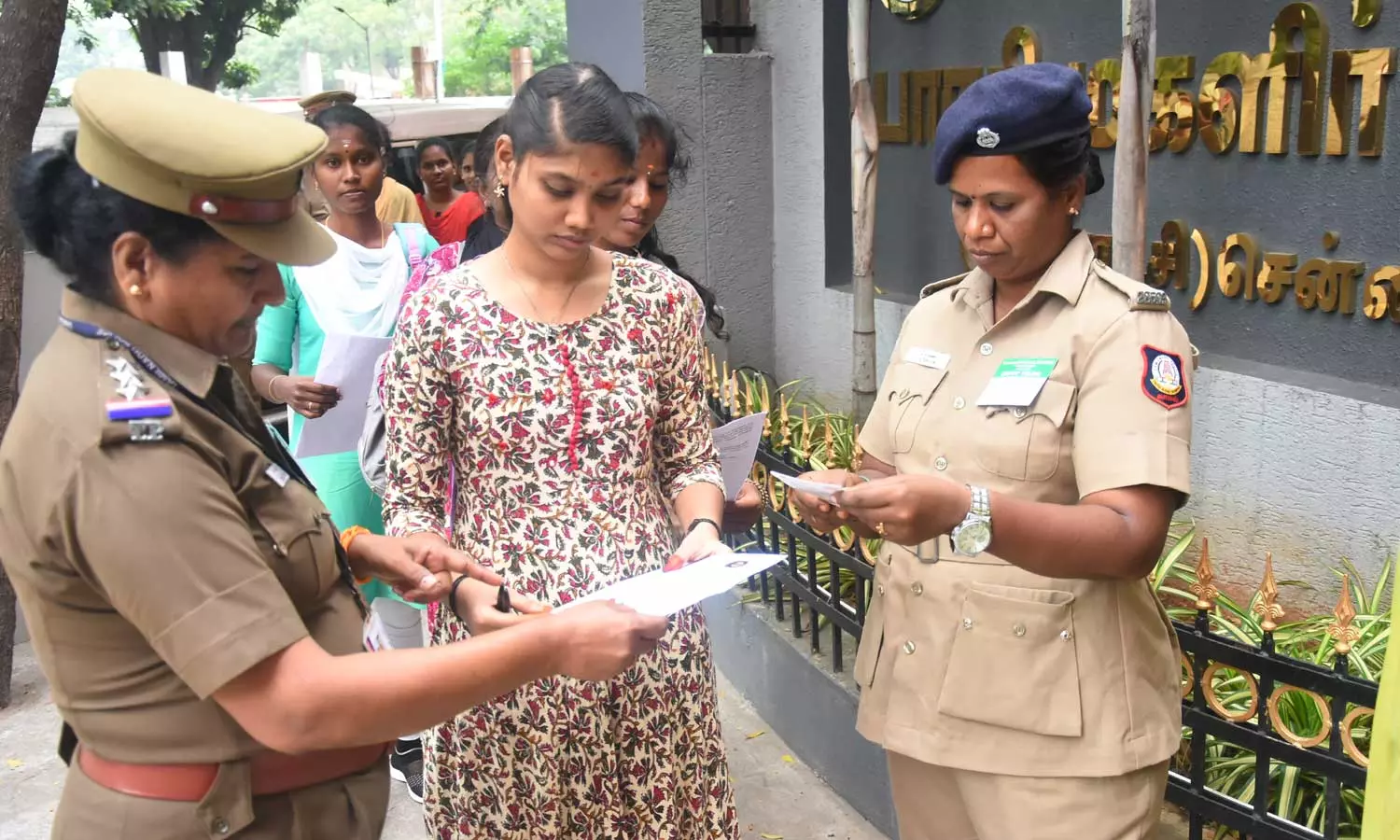 தமிழகம் முழுவதும் இன்று போலீஸ் வேலைக்கு எழுத்து தேர்வு- சென்னையில் 10 மையங்களில் 9ஆயிரத்துக்கும் மேற்பட்டோர் பங்கேற்பு தமிழகம் முழுவதும் இன்று போலீஸ் வேலைக்கு எழுத்து தேர்வு- சென்னையில் 10 மையங்களில் 9ஆயிரத்துக்கும் மேற்பட்டோர் பங்கேற்பு
