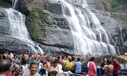 குற்றால அருவிகளில் குவிந்த சுற்றுலா பயணிகள்- குடும்பத்துடன் குளித்து மகிழ்ந்தனர்