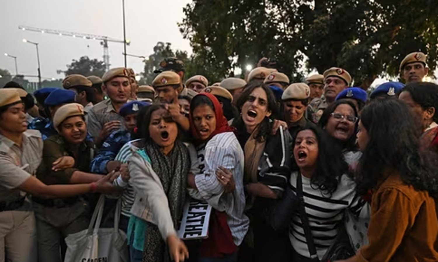 டெல்லியில் காற்று மாசுபாடு- போராட்டத்தில் ஈடுபட்ட மக்களை கைது செய்த போலீசார்