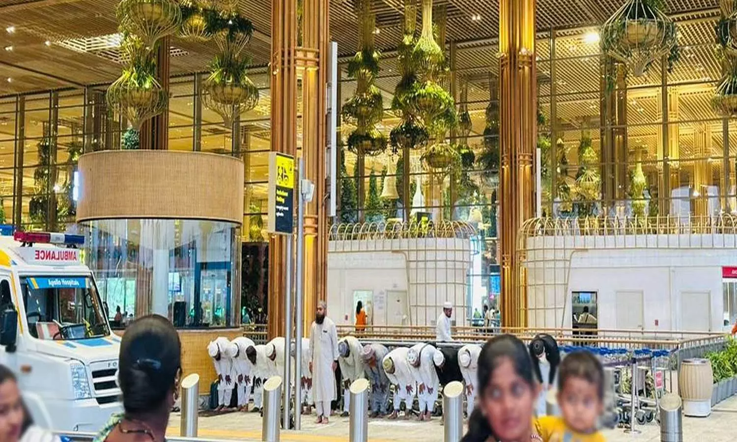 பெங்களூரு விமான நிலையத்தில் தொழுகை நடத்திய முஸ்லிம்கள் - பாஜக எதிர்ப்பு பெங்களூரு விமான நிலையத்தில் தொழுகை நடத்திய முஸ்லிம்கள் - பாஜக எதிர்ப்பு