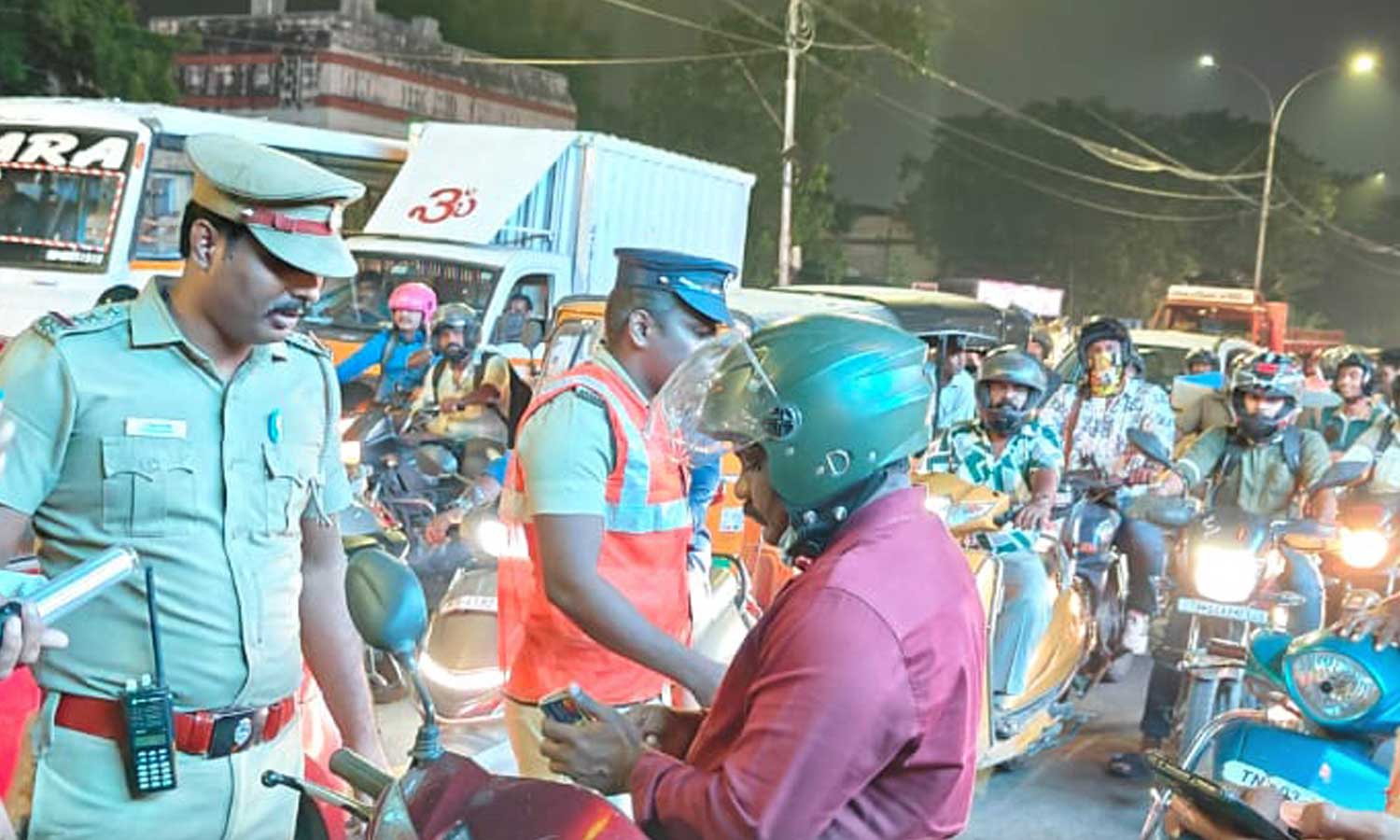 டெல்லி கார் குண்டு வெடிப்பு எதிரொலி - சென்னையில் போலீசார் தீவிர வாகன சோதனை