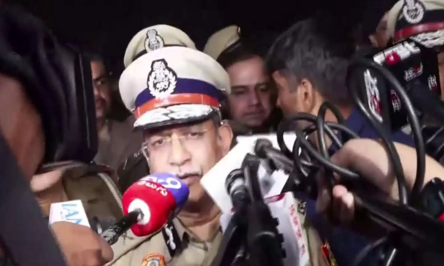 மெதுவாக சென்ற கார்.. உள்ளே பலர் நபர்கள் - டெல்லி கார் வெடிப்பு சம்பவம் குறித்து காவல் ஆணையர் விளக்கம்