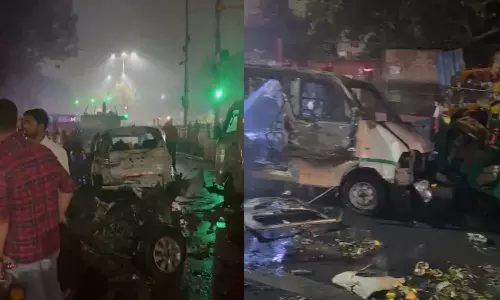 டெல்லி செங்கோட்டை அருகே கார் குண்டு வெடிப்பு - 8 பேர் உயிரிழப்பு என தகவல்