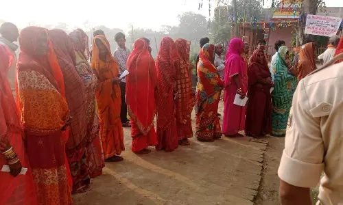 பீகார் சட்டசபை தேர்தல்- 122 தொகுதிகளுக்கான இரண்டாம்கட்ட வாக்குப்பதிவு தொடங்கியது